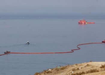PENGHADANG laut terapung ditempatkan di luar pantai Ceuta. - AFP