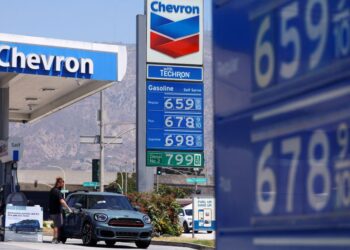 SYARIKAT minyak Chevron mendapat keuntungan lima kali ganda. - AFP