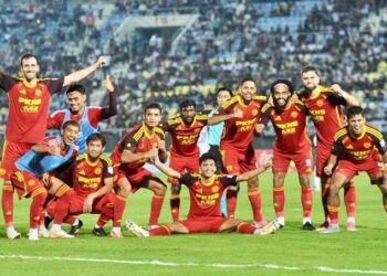 CHRIGOR Moraes (tiga dari kanan) meraikan jaringannya bersama rakan sepasukan Selangor FC ketika menentang Terengganu FC (TFC) dalam saingan Liga Super di Stadium Sultan Mizan Zainal Abidin, Gong Badak, Kuala Nerus, Terengganu. - UTUSAN/PUQTRA HAIRRY