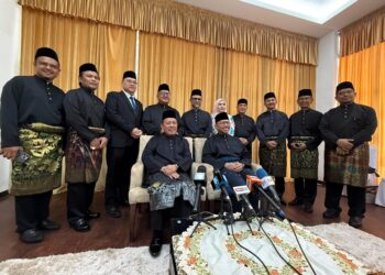 ISMAIL Lasim (duduk, kiri) dan Setiausaha Kerajaan Negeri Sembilan, Datuk Mohd. Zahir Ibrahim bersama 10 Exco Kerajaan Negeri Sembilan yang baharu dilantik semasa sidang akhbar di Seri Menanti, Kuala Pilah, hari ini.-UTUSAN/NOR SHAFIQAH MOHD. GHAZALI