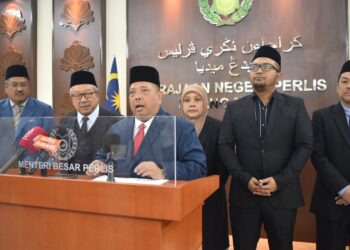 ABU Bakar Hamzah (tiga dari kiri) dalam sidang akhbar selepas mempengerusikan Majlis Mesyuarat Kerajaan Negeri di Kompleks Seri Putra, Kangar, Perlis, hari ini. -UTUSAN/ASYRAF MUHAMMAD