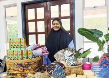 NOORBAIZURA Abdul Wahid Bersama produk Dodol Puan yang dikeluarkan oleh Hazura Naning Enterprise.