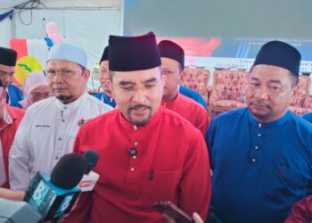 ASYRAF Wajdi Dusuki semasa sidang media selepas merasmikan Perwakilan UMNO Bahagian Tanah Merah, Kelantan hari ini.-UTUSAN/ ROHANA ISMAIL