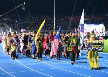 ANTARA kontijen yang menyertai perbarisan dan perarakan bersempena sambutan Hari Kebangsaan Ke-69  peringkat negeri ini di Kompleks Tuanku Syed Putra, Kangar, Perlis malam tadi.-UTUSAN