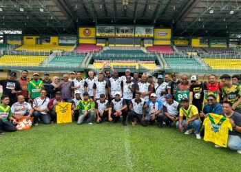SEBAHAGIAN peminat bola sepak Kedah tidak melepaskan peluang hadir ke Stadium Darul Aman untuk bertemu legenda Hijau Kuning era 90-an yang akan beraksi dalam Langkawi Merdeka Cup Nostalgia 1993 di Langkawi, Sabtu ini. - UTUSAN/ SHAHIR NOORDIN