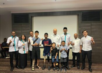 LEE Lam Thye (empat dari kanan) dan Faizul Nizam Abu Salim (tiga dari kanan) bergambar bersama antara pesakit penerima bantuan Peralatan Perubatan dan Anggota Prostetik di Hospital Rehabilitasi Cheras (HRC), hari ini.