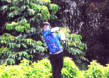 Pemain Perak, Declan Ooi ketika melakukan pukulan tee pada hari pertama acara golf di SUKMA Selangor di Kelab Golf Glenmarie & Country hari ini. UTUSAN/AMRAN MULUP