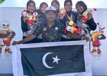 Ketua Jurulatih Berbasikal Terengganu, Syed Mohd Husaini Syed Mazlan (tengah) bersama barisan pelumba wanita Terengganu meraikan kejayaan selepas memenangi emas acara ujian masa berpasukan wanita pada Sukan Malaysia (SUKMA) Selangor di Bagan Lalang, hari ini.