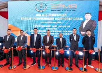 HAMIDON Abdullah (tiga dari kanan) bersama Pengerusi Jawatankuasa Pelancongan, Industri, Pelaburan dan Pembangunan Koridor Negeri Perak, Loh Sze Yee (tengah) pada majlis pembukaan rasmi fasiliti pemasangan komponen casis baharu EPMB di bawah Peps Sanly JV Sdn. Bhd. di Tanjong Malim, Perak.