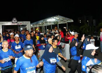 LEBIH 900 peserta pelbagai kaum termasuk para pelari dari lima buah negara memeriahkan Larian Malam Padang Besar semalam.-UTUSAN
