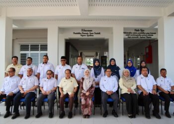FADHLINA Sidek (tengah) dan Ahmad Maslan (empat dari kiri) bergambar semasa hadir pada Majlis Penyerahan Perdana Projek Siap Mendahului Jadual oleh Jabatan Kerja Raya Negeri Terengganu kepada Kementerian Pendidikan di Sekolah Menengah Kebangsaan ( SMK) Tok Jembal, Kuala Nerus, Terengganu. - UTUSAN/PUQTRA HAIRRY