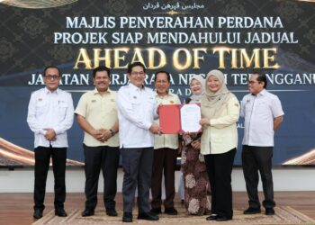  FADHLINA Sidek (tiga dari kanan) dan Ahmad Maslan (empat dari kiri) menyaksikan penyerahan dokumen pada Majlis Penyerahan Perdana Projek Siap Mendahului Jadual oleh Jabatan Kerja Raya Negeri Terengganu kepada Kementerian Pendidikan di Sekolah Menengah Kebangsaan ( SMK) Tok Jembal, Kuala Nerus, Terengganu. - UTUSAN/PUQTRA HAIRRY