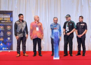 FAHMI Fadzil (tengah) merasmikan pelancaran Program Nasional Kesedaran Anti-Scam 2026 anjuran Persatuan Pengguna Islam Malaysia (PPIM) di ibu negara, semalam. – UTUSAN/ M. FIRDAUS M. JOHARI