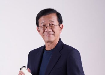 Loi Tuan Ee bersama produk tenusu segar keluaran Farm Fresh.
