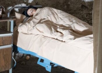 SEORANG pesakit tidur seketika sebagai sebahagian daripada rawatan masalah alahan debunga pokok birch yang menjejaskan pernafasannya. – AGENSI