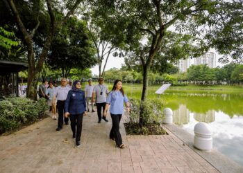 HANNAH Yeoh sewaktu membuat tinjauan di  kawasan lapang sekitar Kuala Lumpur yang akan diwartakan bagi memastikan pembangunan bandar dilaksana secara seimbang tanpa mengorbankan kawasan rekreasi awam.