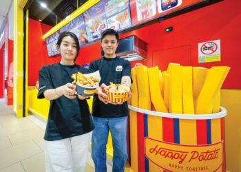 EDMUND Lim (kanan) bersama Colleen Phang ketika ditemui di cawangan Happy Potato di Pavilion Bukit Jalil, Kuala Lumpur.