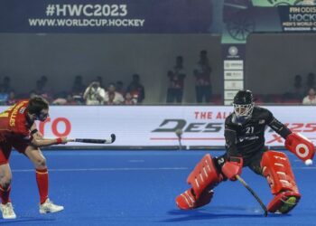 Hafizuddin Othman (kanan) akan bertanggungjawab menjadi benteng terakhir skuad Speedy Tigers dalam aksi pembukaan menentang Jerman pada Piala Dunia 2026, Sabtu ini. - UTUSAN/FARIZ RUSADIO