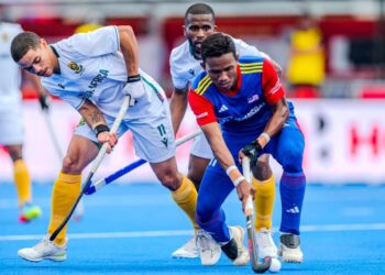 Penyerang Speedy Tigers, Akhimullah Anuar Esook cuba melepasi dua pemain Afrika Selatan ketika kedua-dua pasukan itu bertemu dalam aksi klasifikasi Piala Dunia 2026 di Belgium, kelmarin. – IHSAN PERSEKUTUAN HOKI ANTARABANGSA