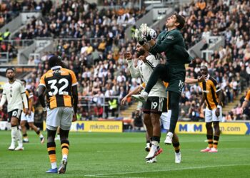 Penjaga gol Hull City, Konstantinos Tzolakis, menangkap bola ketika aksi Liga Perdana Inggeris menentang Manchester United di Stadium MKM, Kingston upon Hull, timur England, hari ini. - AFP