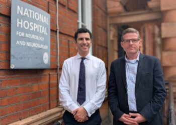 RHYS Hibbert, (kanan) bergambar bersama Pakar Bedah Saraf, Hani Marcus di Hospital NHNN di London.-AGENSI