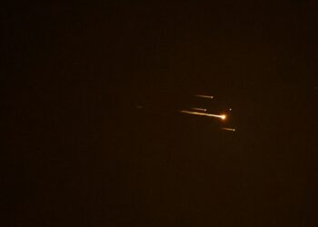 GAMBAR fail jejak roket akibat serangan peluru berpandu Iran di ruang udara Netanya, Israel. - AFP