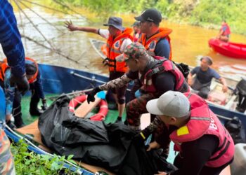 MAYAT lelaki yang lemas selepas melarikan diri daripada pemeriksaan polis ditemukan pasukan penyelamat di Sungai Mak Som, Besut, Terengganu. - IHSAN POLIS