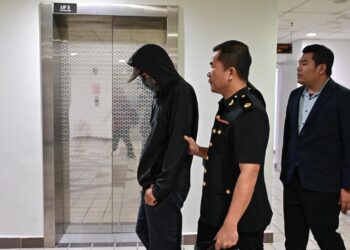 MOHD. Nizam Mohd. semasa dibawa ke Mahkamah Sesyen Kuala Terengganu, Terengganu. - UTUSAN/PUQTRA HAIRY