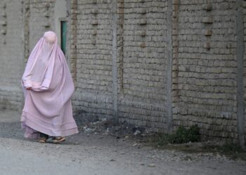 SEORANG wanita memakai burka di Afghanistan. - AFP