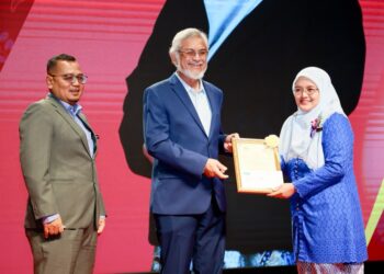 KHALID Abdul Samad (dua kiri) menyampaikan Anugerah Perkhidmatan Cemerlang (APC) 2025 kepada kakitangan KADA di Kota Bharu, Kelantan. - UTUSAN/KAMARUL BISMI KAMARUZAMAN