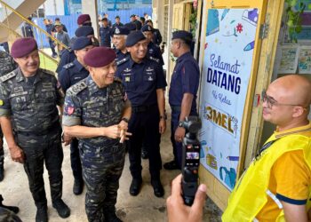 MOHD. Khalid Ismail ketika melawat pusat mengundi di SMK King George V, di Seremban, hari ini. - UTUSAN/NOR SHAFIQAH MOHD. GHAZALI