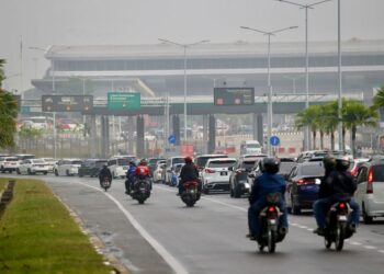 KENDERAAN bernombor pendaftaran tempatan beratur menunggu giliran ke kaunter pemeriksaan sebelum memasuki Thailand melalui Kompleks ICQS Bukit Kayu Hitam, hari ini. - UTUSAN/SHAHIR NOORDIN