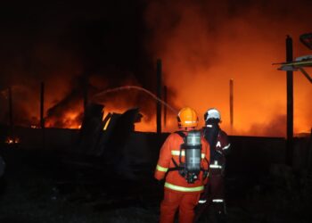 DUA gudang yang digunakan untuk menyimpan bahan kimia pertanian seperti racun kulat dan racun perosak musnah dalam kebakaran di Jalan Raja Arfah, Segambut, awal pagi tadi.