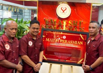 MOHAMAD Hafizal Mahmood (tengah) ketika merasmikan Kedai Emas Sri Semantan cawangan ke-21 di Nilai, Negeri Sembilan, semalam.