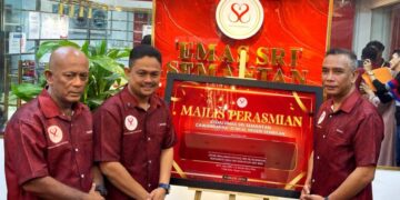 MOHAMAD Hafizal Mahmood (tengah) ketika merasmikan Kedai Emas Sri Semantan cawangan ke-21 di Nilai, Negeri Sembilan, semalam.