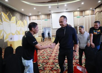 HANIF Yusabra Yusuf (kanan) bersalaman dengan petugas media yang hadir ke Mesyuarat Agung Tahunan Kelab Media Kelantan Darul Naim (KEMUDI) di Kota Bharu, Kelantan. - UTUSAN/KAMARUL BISMI KAMARUZAMAN