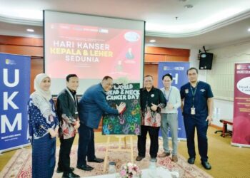 Dr. Azmi Baharudin merasmikan Hari Kanser Kepala dan Leher HCTM UKM baru-baru ini. Turut sama, dari kiri  Dr. Nur Fa’izah Ab. Muin dan Dr. Khairil Afif dan kanan, Dr. Adzim Poh, Dr. Daniel dan Dr. Mohd. Razif.