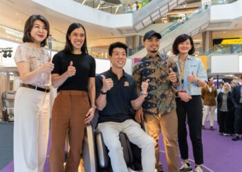 Leong Boon Hong bersama Nicol David dan Azizulhasni Awang dalam majlis temu mesra di Kuala Lumpur.