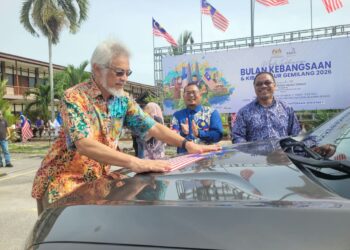 KHALID Abdul Samad (kiri) menyempurnakan gimik pelancaran kembara Jalur Gemilang Kada pada Majlis Pelancaran Bulan Kebangsaan dan Kibarkan Jalur Gemilang 2026 di Kota Bharu, Kelantan. - UTUSAN/MUSTAQIM MOHAMED