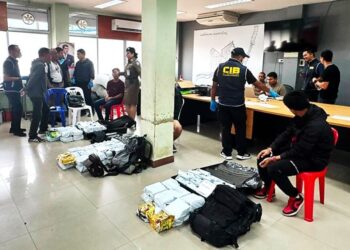 PIHAK berkuasa Thailand menahan tiga rakyat Malaysia yang menjadi keldai dadah bersama 87 kilogram syabu dalam operasi di Stesen Kereta Api Hat Yai, Thailand pada Jumaat lalu. - IHSAN POLIS