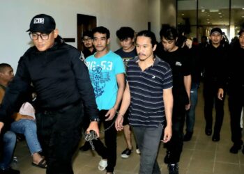 AHLI Geng Lakino Garuda dibawa ke Mahkamah Majistret Kuantan atas pertuduhan memiliki harta curi iaitu kabel kepunyaan RE Gebeng Sdn. Bhd.