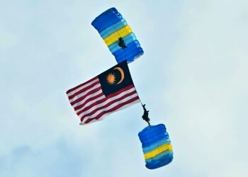 PASUKAN Khas Udara (Paskau) TUDM mengibarkan Jalur Gemilang Gergasi di ruang udara mencuri tumpuan pada Sambutan Hari Kebangsaan Peringkat Negeri Pahang di Padang MPK 4 di Kuantan, Pahang. 