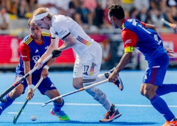 PEMAIN negara, Nik Aiman Nik Rozemi (kiri) mengekang asakan pemain Jerman dalam aksi pembukaan Kumpulan B Piala Dunia Hoki 2026, kelmarin.-IHSAN FIH