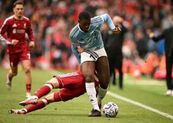 PEMAIN tengah Liverpool, Victor Munoz berebut bola dengan pemain Nottingham Forest, Callum Hudson-Odoi ketika aksi Liga Perdana Inggeris di Anfield, Liverpool, awal pagi semalam. - AFP