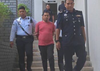 NORAZLAN Mahayuddin (tengah) semasa dibawa ke Mahkamah Majistret Temerloh di Temerloh, Pahang. - UTUSAN/SALEHUDIN MAT RASAD