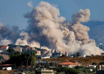 ISRAEL masih merobohkan struktur bangunan di selatan Lubnan. - AFP
