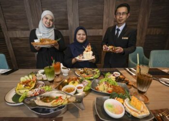 AWG MOHD ZULKARNAIN @Zack  (kanan) bergambar bersama  NUR AIRYNA SOFEA (tengah) dan Nik Norshahira  Nik Hasarisam menujukkan antara menu Chakri Village 
* SHAHERA