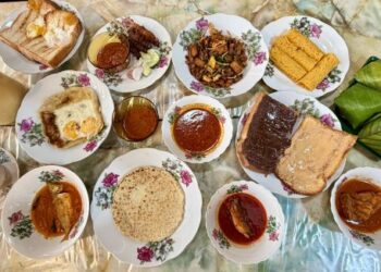 WARONG Kopi Chamcha menawarkan pelagai menu bertemakan era 70-an
