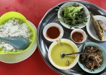 SATU talam berharga RM40 boleh dimakan hingga empat orang.