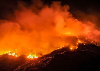 SERAMAI 1,500 askar Indonesia dikerah padam kebakaran hutan di Borneo. - AFP